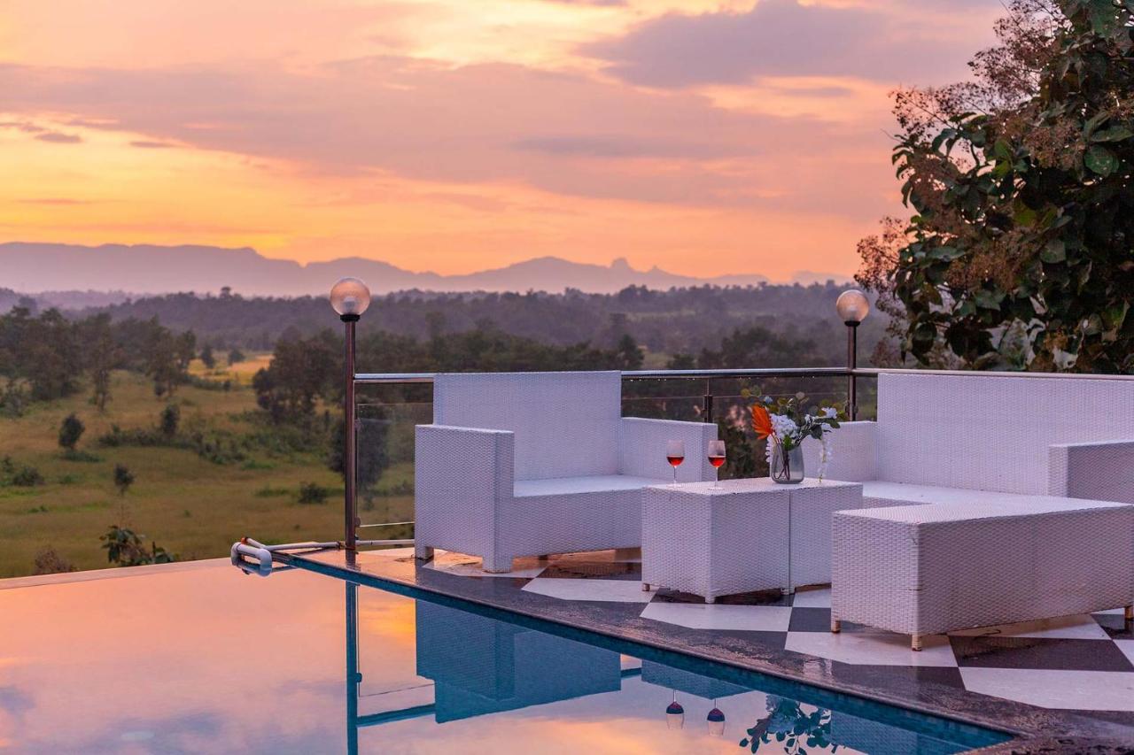 Stayvista'S Vine & Splash - Riverside Villa With An Infinity Pool And Indoor Games คาร์จัต ภายนอก รูปภาพ