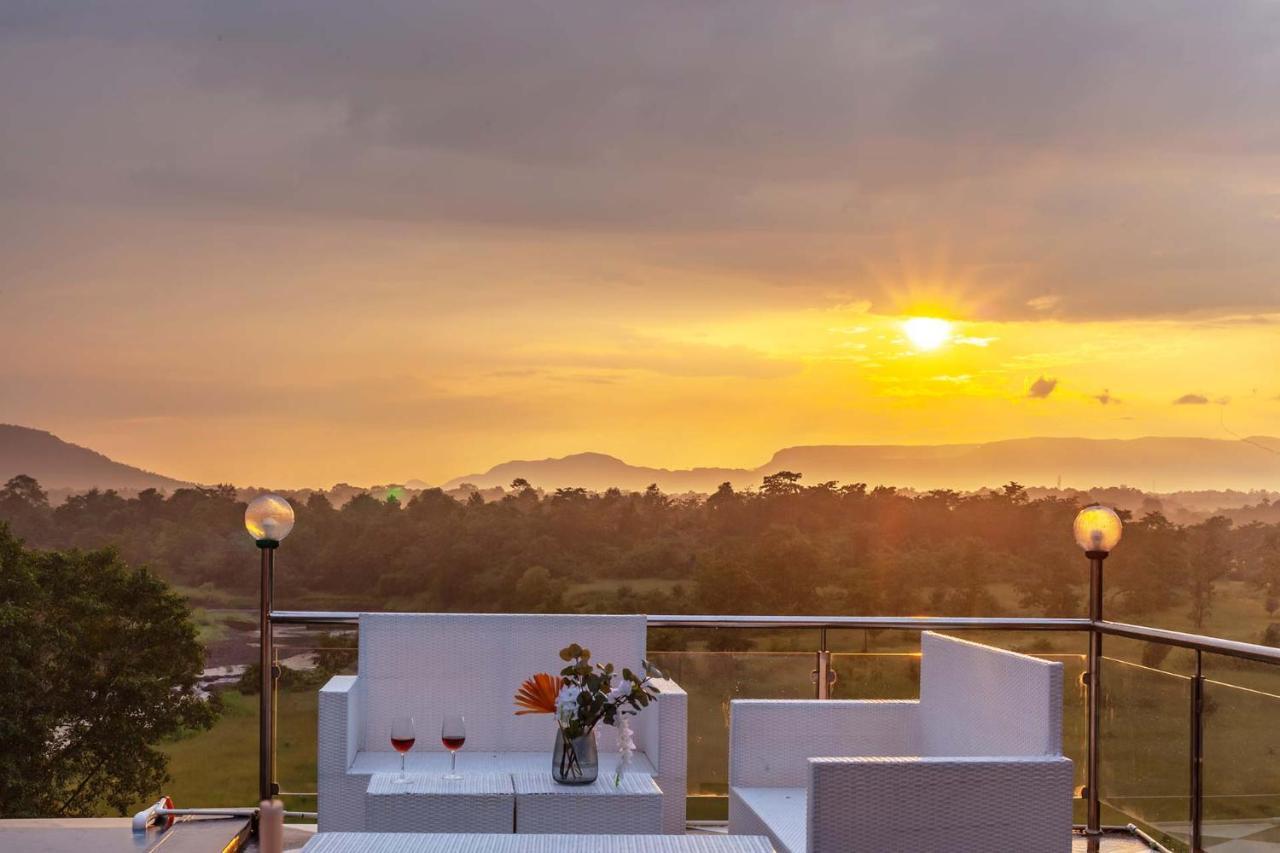 Stayvista'S Vine & Splash - Riverside Villa With An Infinity Pool And Indoor Games คาร์จัต ภายนอก รูปภาพ