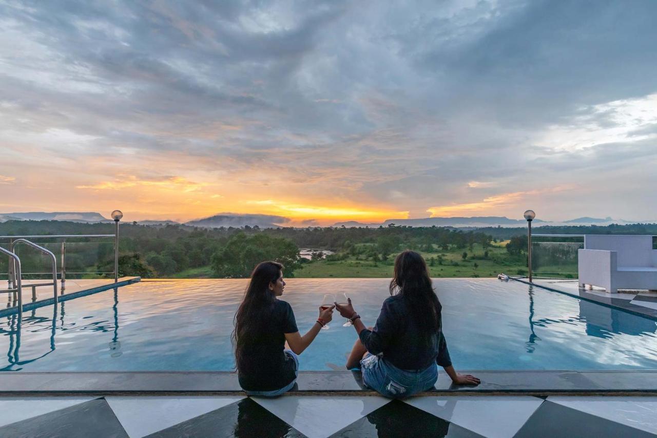 Stayvista'S Vine & Splash - Riverside Villa With An Infinity Pool And Indoor Games คาร์จัต ภายนอก รูปภาพ