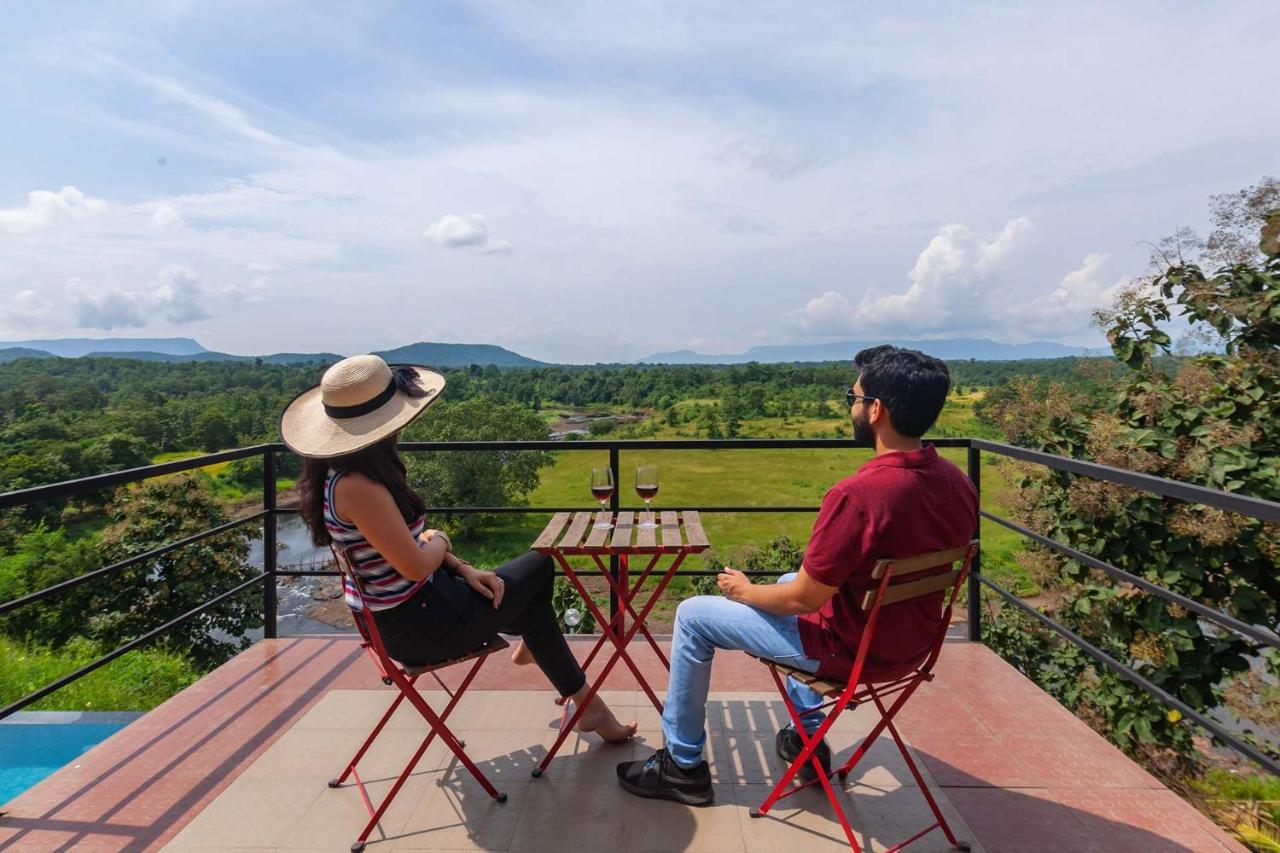 Stayvista'S Vine & Splash - Riverside Villa With An Infinity Pool And Indoor Games คาร์จัต ภายนอก รูปภาพ